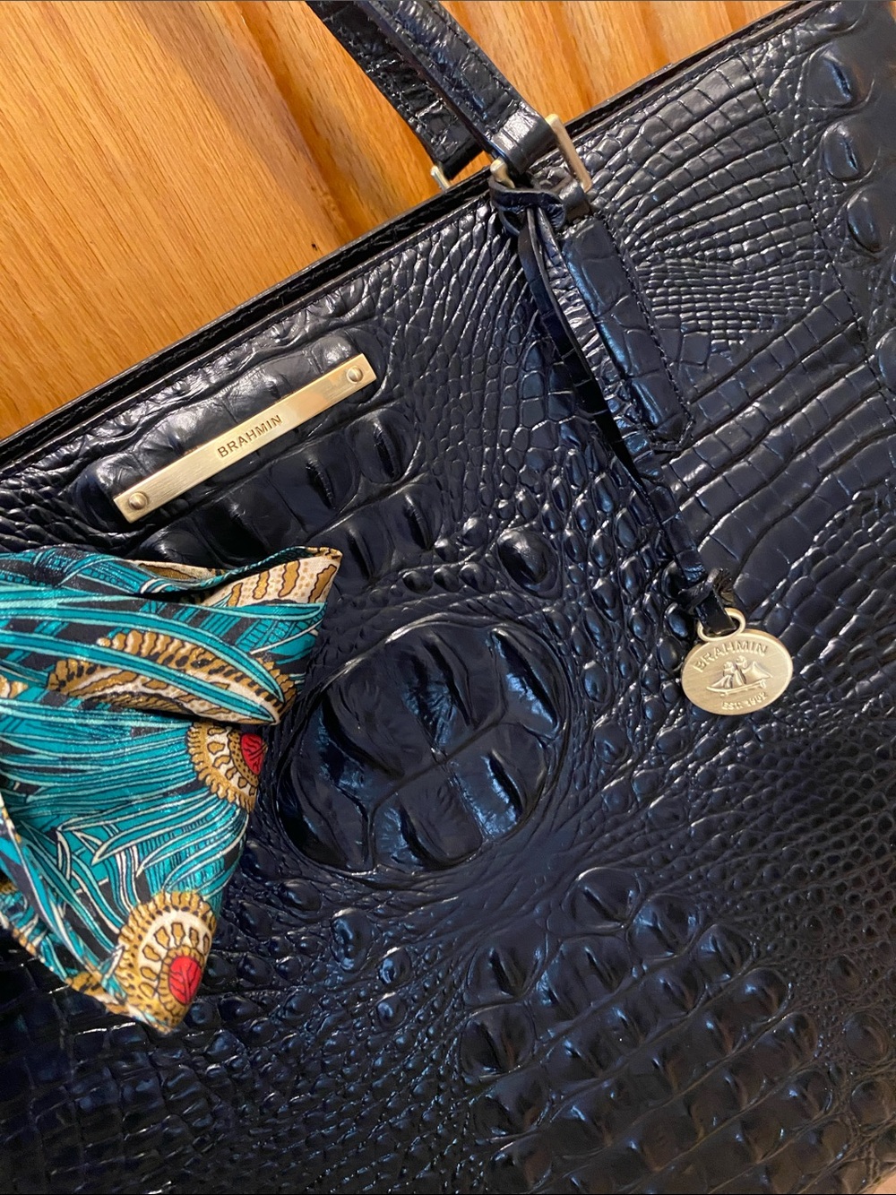 BRAHMIN LRG WOMEN'S BLACK CROC EMBOSSED GENUINE LEATHER TOTE W/ GOLD HARDWARE - Picture 4 of 12